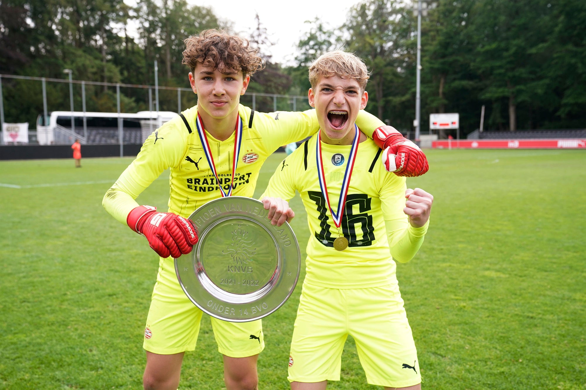 Gripmode-Athlet Kane Aerts feiert mit der U14-Mannschaft des PSV Eindhoven großen Erfolg